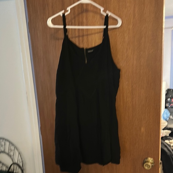 Black Sleeveless Dress - Picture 6 of 6
